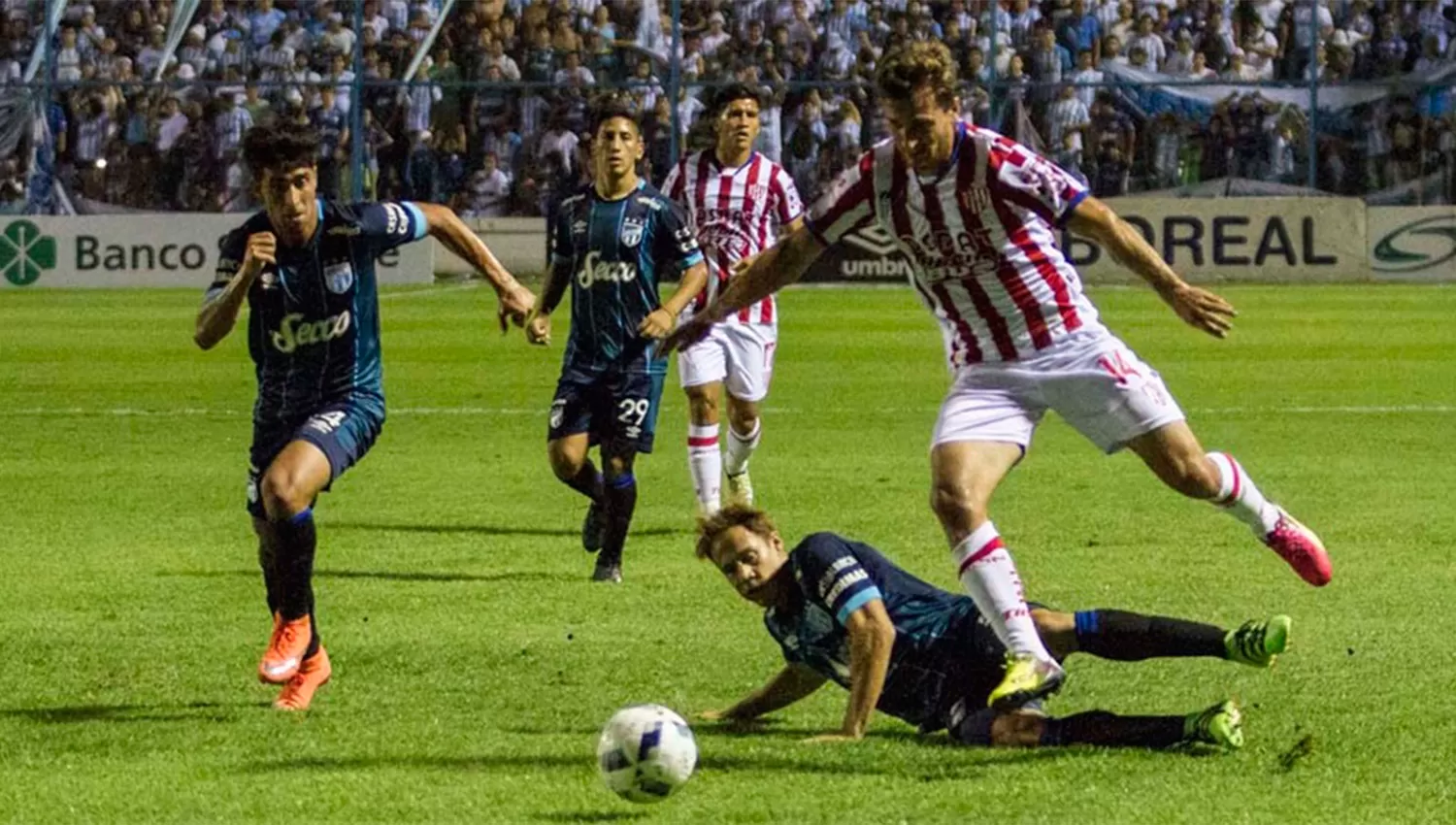 MANO A MANO. Atlético y Unión volverán a verse las caras en el Monumental. (ARCHIVO)