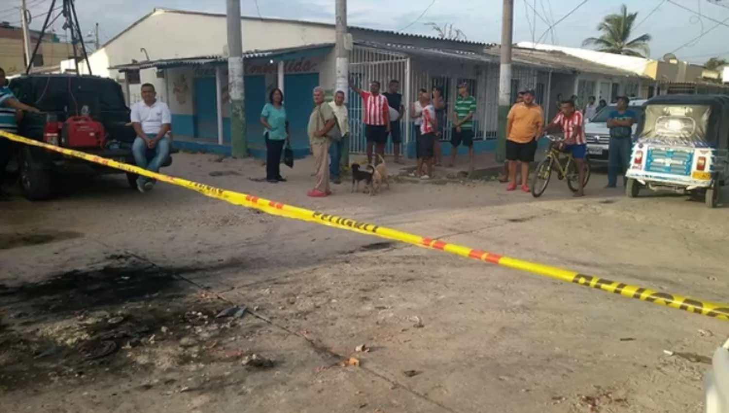 DRAMÁTICO. Vecinos observan la escena en la que se desencadenó la balacera que mató a dos personas. FOTO TOMADA DE INFOBAE.COM