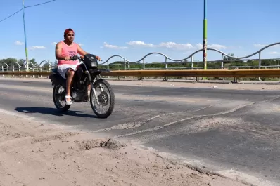 Un joven que le habría robado el celular a su hermana se arrojó desde el puente ingeniero Barros