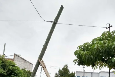 Puede caer un poste de teléfonos