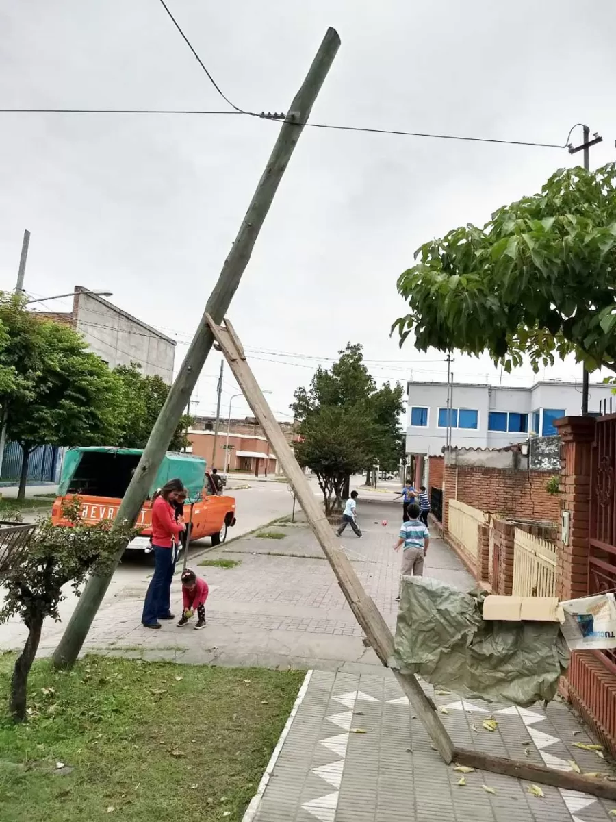 Puede caer un poste de teléfonos