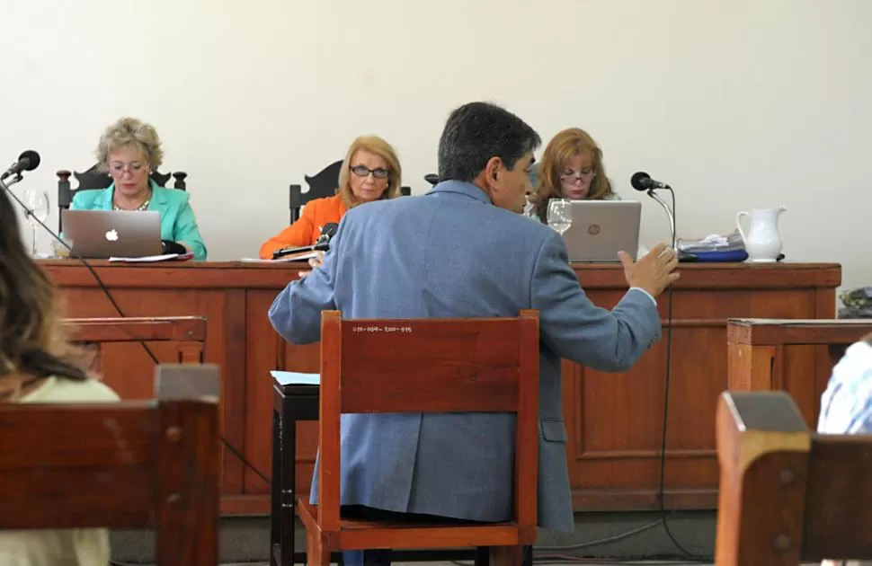 ACUSADO. Brito, apoyándose en una voluminosa carpeta, empezó a declarar. la gaceta / foto de franco vera