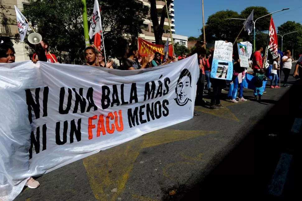 RECLAMO. Los familiares de Facundo Ferreyra volvieron a realizar una ruidosa marcha al frente de tribunales para pedir mayor celeridad en el caso. la gaceta / foto de franco vera