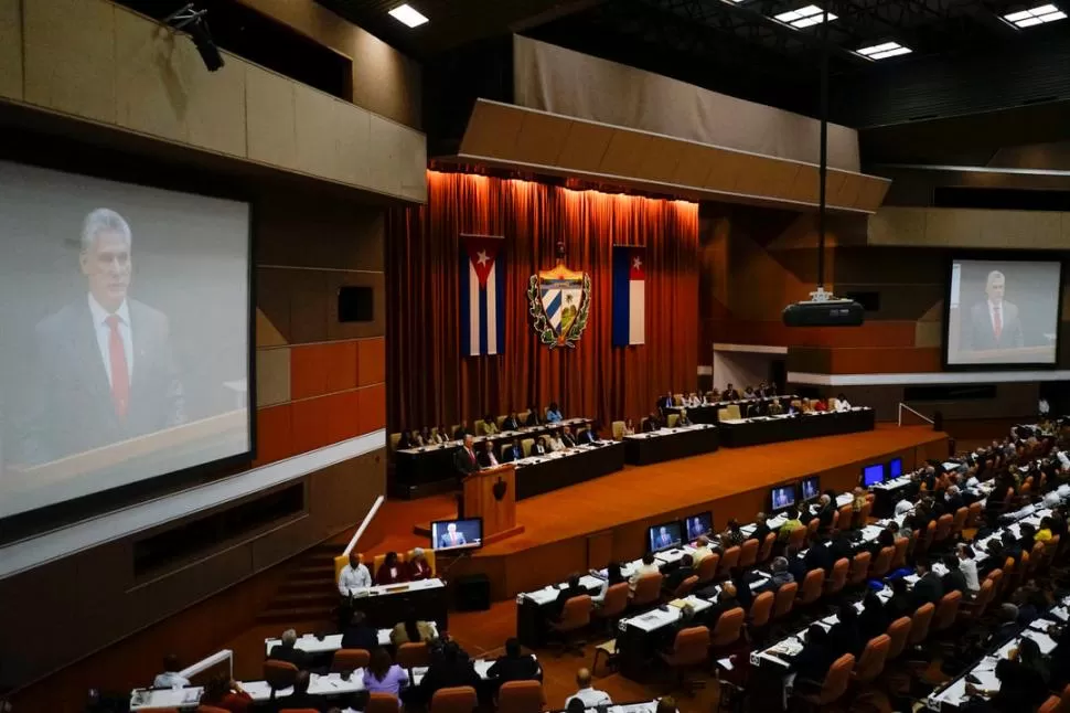 LEGADO CASTRISTA. “La Revolución cubana sigue de verdeolivo dispuesta a todos los combates”, afirmó el presidente electo ante la Asamblea. fotos Reuters