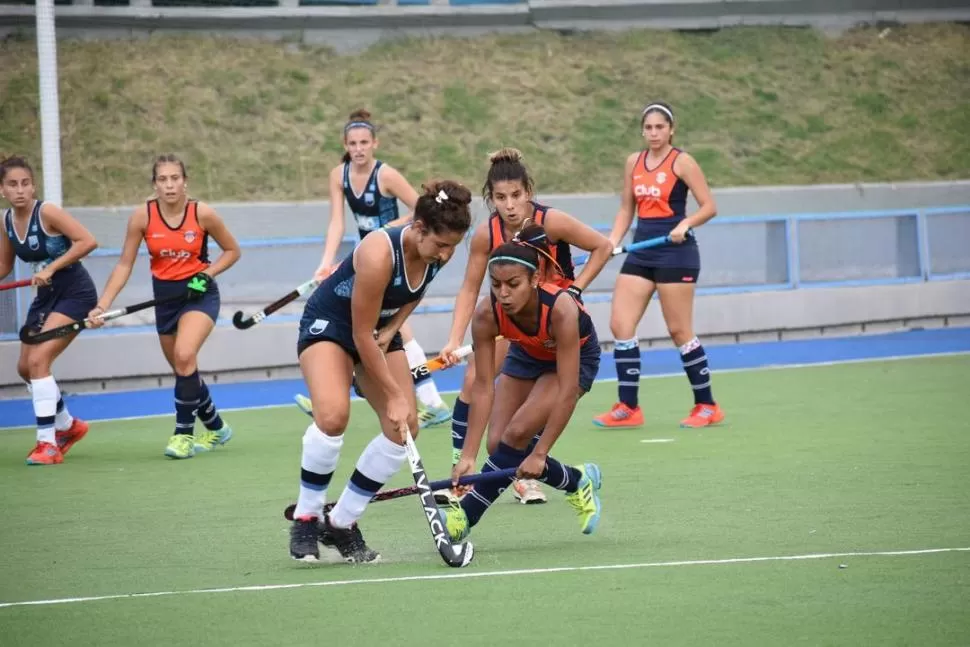 CONTRA MENDOZA. Karen Gordillo (derecha) intenta quitarle la bocha a una rival, en el partido que ganaron las cuyanas. MINUTOHOCKEY 