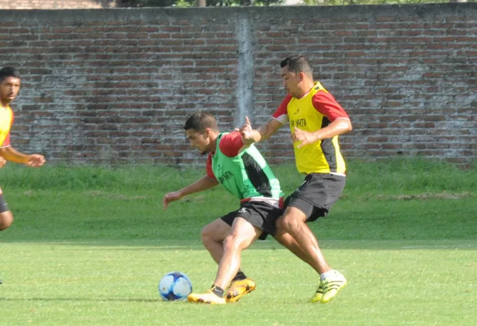 UN GUERRERO. Rolando Serrano -derecha- es un jugador que volvió a ganarse la consideración del técnico Rubén Darío Forestello. Mañana será titular ante Brown (PM). la gaceta / foto de héctor peralta