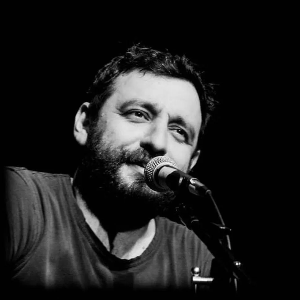 EN LA OTRA ORILLA. Fernández integró la murga Falta y Resto. 