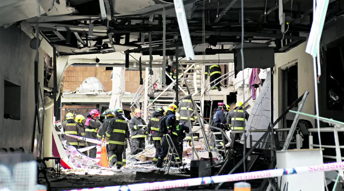 EN PLENA TAREA. Bomberos de la ciudad de Concepción trabajaron durante todo el día en el predio derrumbado.