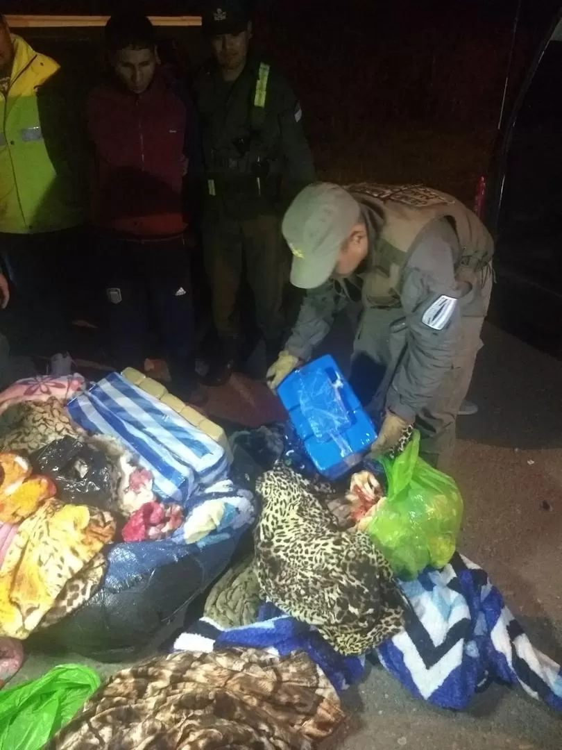 UN TRABAJO MÁS. Un gendarme descubre la droga que llevaba un joven que dijo haber recibido $5.000 de paga.  