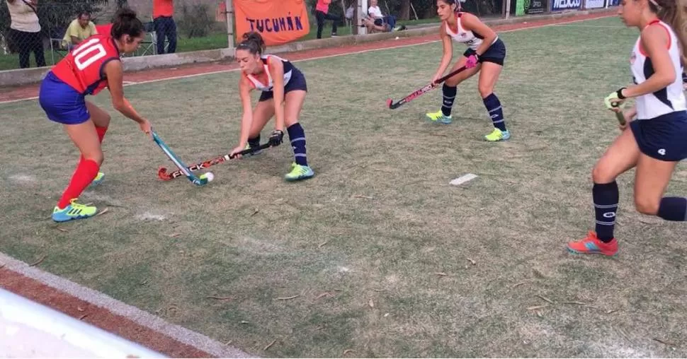 PRESIÓN. Josefina Orlando disputa la bocha con una jugadora santiagueña en el triunfo del equipo tucumano por 3 a 1. foto de patricia escudero