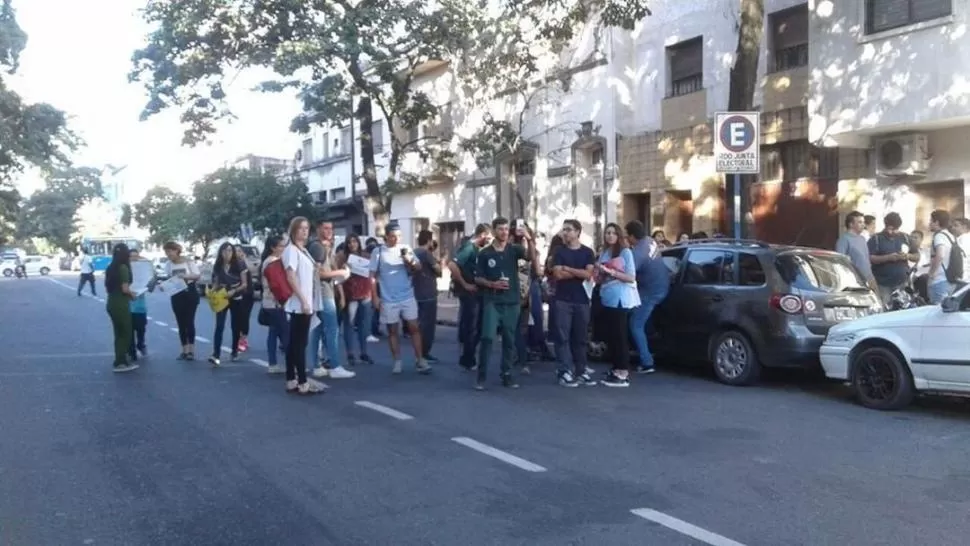 PROTESTA E INCIDENTES. Alumnos y miembros de una agrupación cortaron ayer el tránsito en Jujuy al 300.  