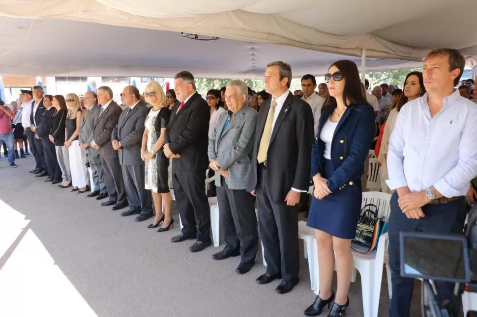 LA CEREMONIA. Autoridades provinciales, industriales y dirigentes del sector cañero participaron ayer en La Florida del inicio de la campaña azucarera. prensa  Compañia Azucarera Los Balcane