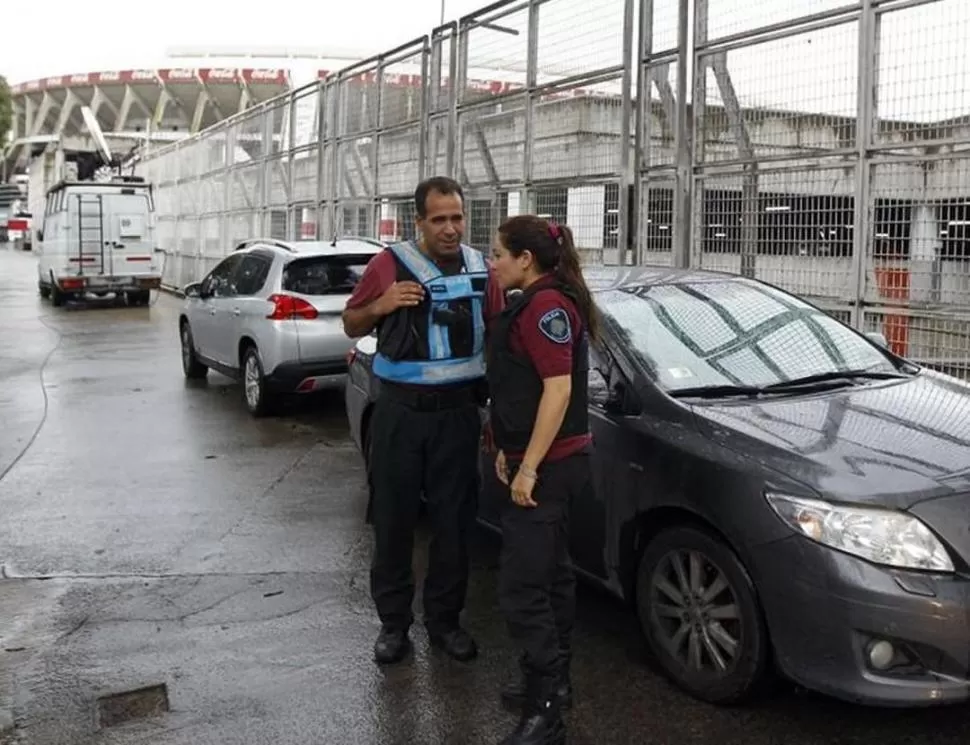 GUARDIA. Los policías volvieron a estar en el Monumental de Núñez. radiomitre.cienradios.com