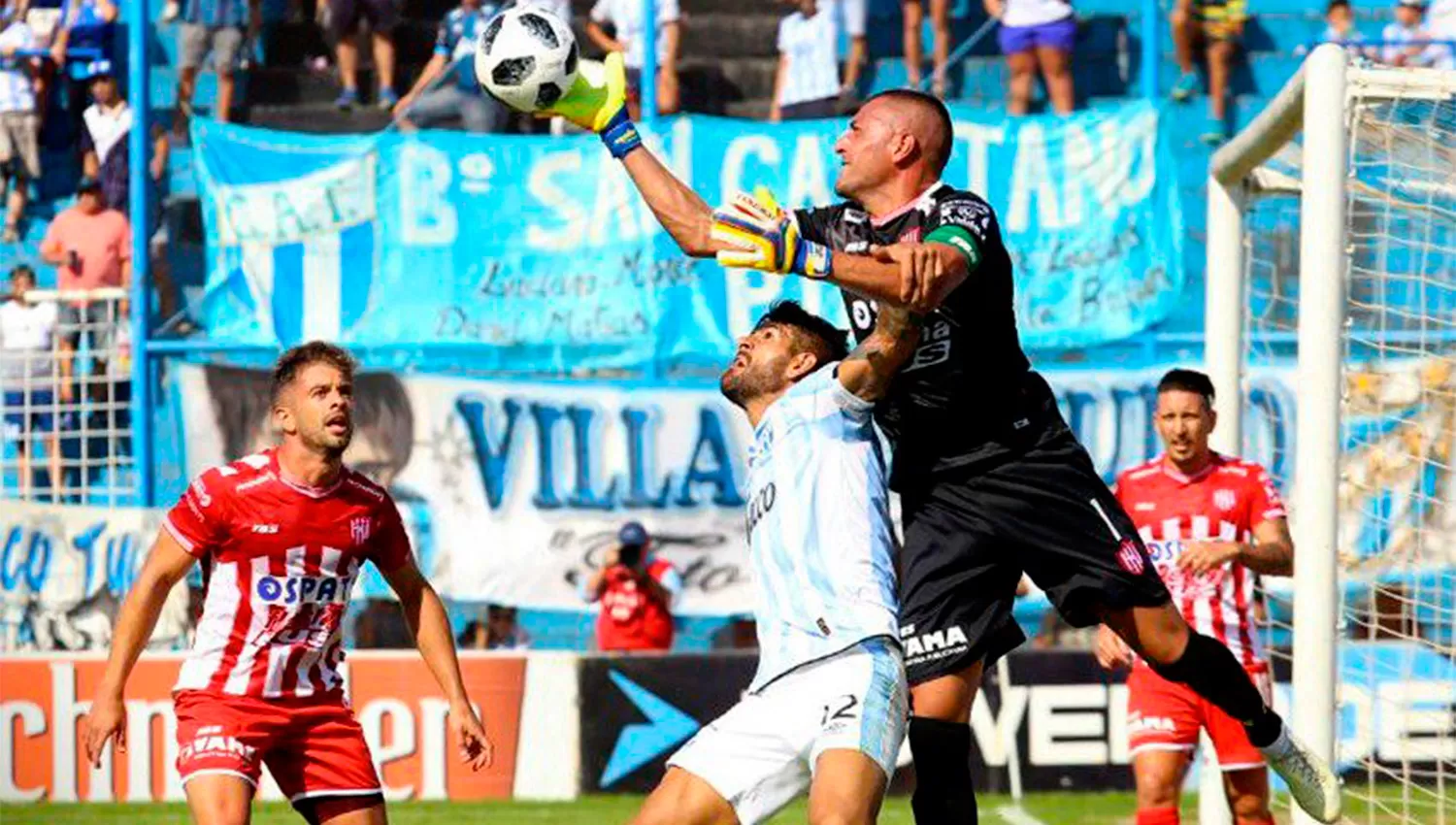 EN LA LUCHA. Atlético busca su gol ante Unión, en el Monumental. (@ATOficial)