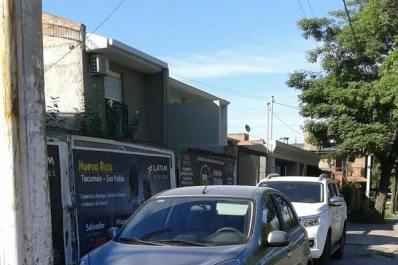 Vereda ocupada por autos en la Alfredo Guzmán