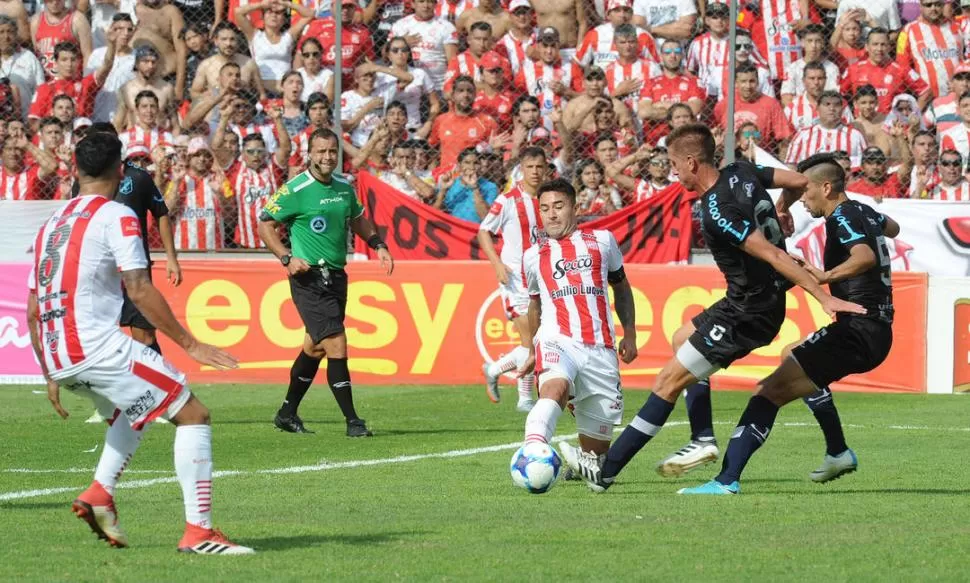 TOMÁ, HACELO. Bieler se saca la marca de dos jugadores de Brown de Madryn y cede el balón a Galeano, que definirá con clase para que San Martín pase a ganar lo que empezó siendo un duelo difícil. la gaceta / foto de hector peralta  