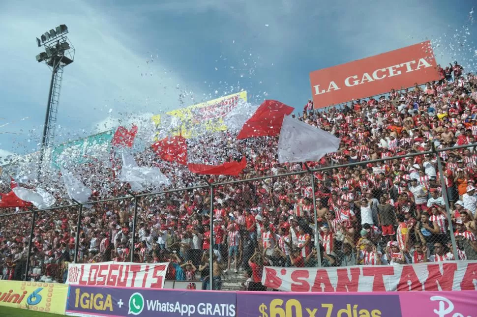 CLIMA CALIENTE. Pese al agobiante calor que se registró durante toda la jornada de ayer -exacerbado por el hormigón de la cancha- los hinchas “cirujas” volvieron a llenar La Ciudadela para alentar al “Santo”. LA GACETA / HÉCTOR PERALTA
