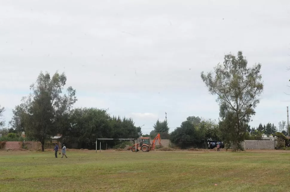 PREPARATIVOS. Los trabajos para acondicionar la cancha son constantes en Trancas. la gaceta / foto de hector peralta