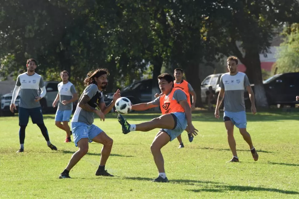 GOLEADOR. Luis Rodríguez para la pelota ante Ismael Blanco, durante el entrenamiento. El “Pulguita” estará hoy en el banco. la gaceta / foto de Analía Jaramillo