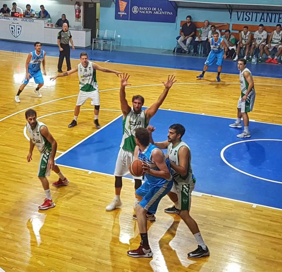 RODEADO. Brezzo, de Tucumán BB, no encuentra un hueco por donde pasar la pelota entre tres jugadores de BH. Prensa Tucumán BB