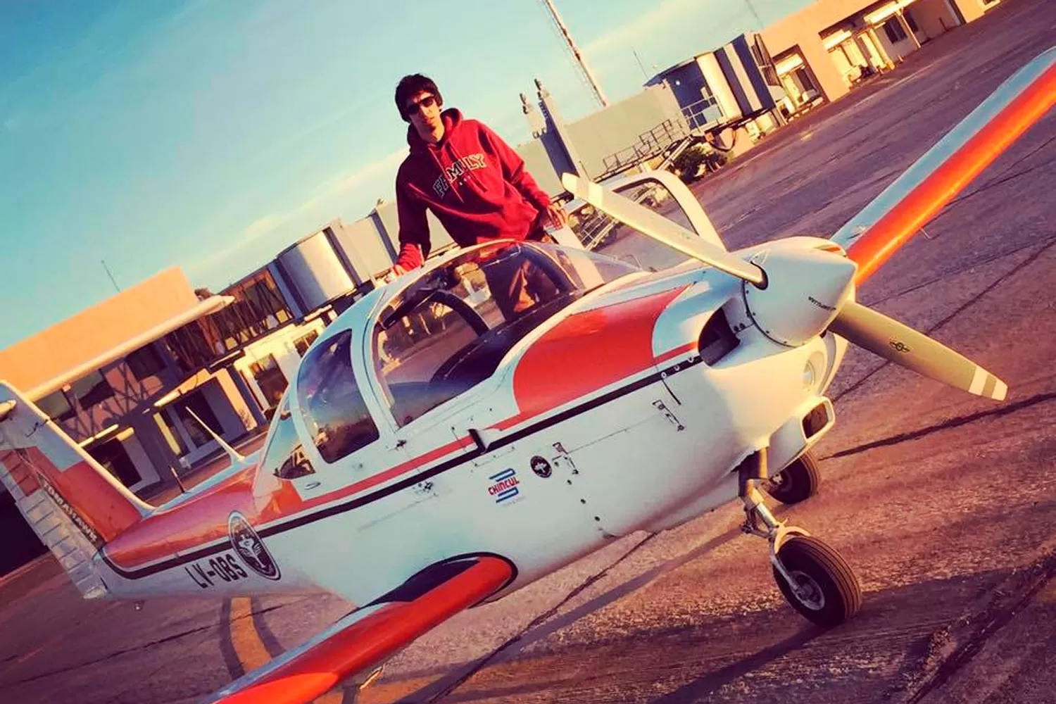 LENARD IBÁÑEZ. El piloto caminó 7 kilómetros para pedir ayuda. FOTO TOMADA DE FACEBOOK