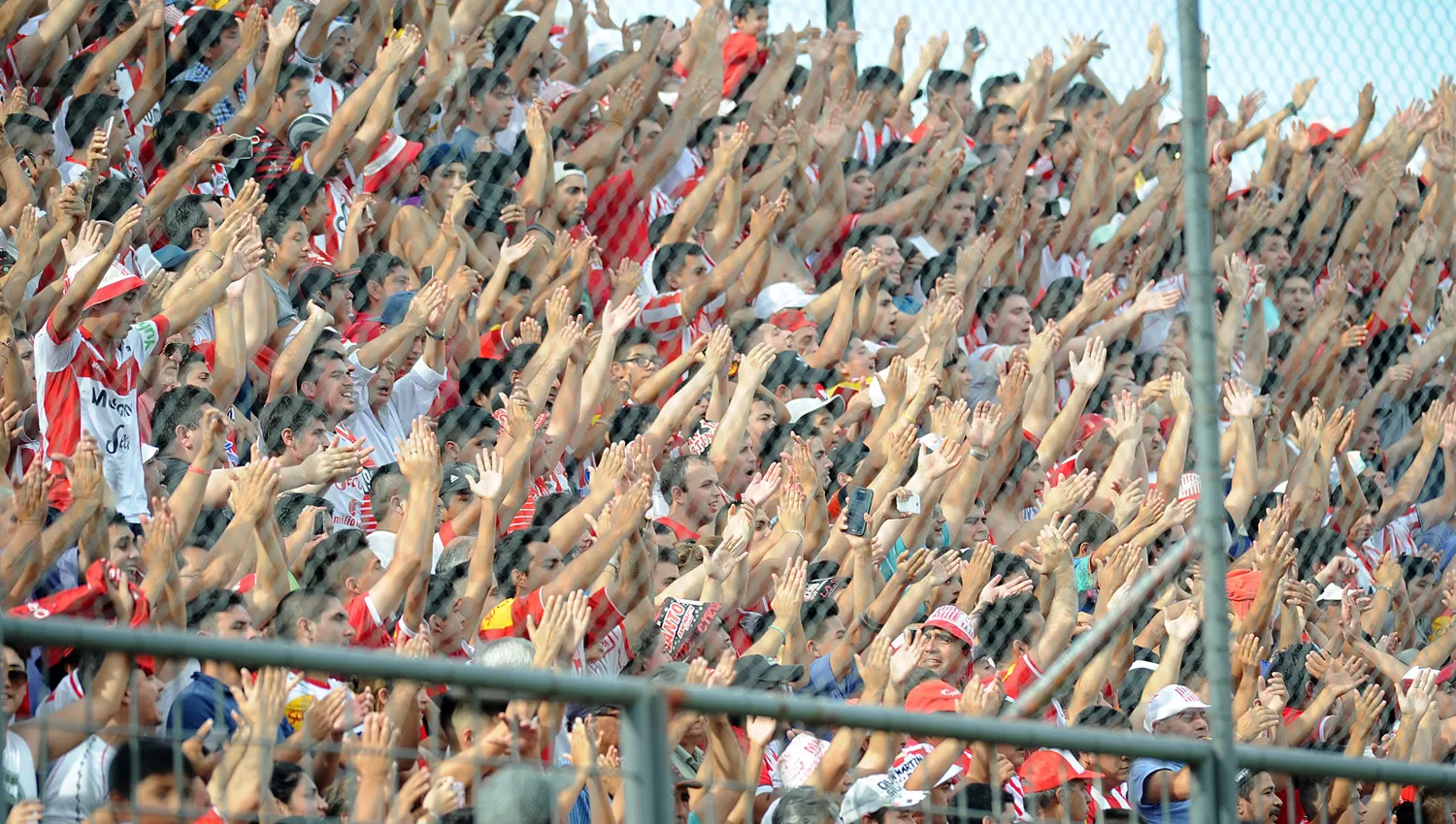 FIELES. Los hinchas de San Martín acompañaron al equipo a lo largo de todo el torneo pero no podrán estar en Adrogué. (LA GACETA)