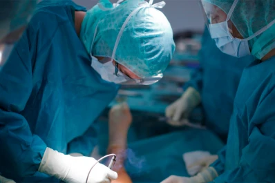 Realizan con éxito el primer trasplante completo de pene y escroto del mundo