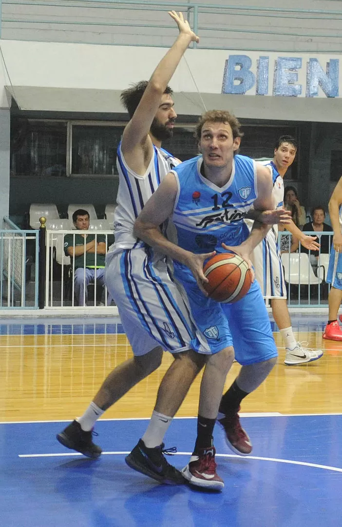 FIGURA. Diego Brezzo (12) promedia casi 10 puntos por juego, en Tucumán BB. la gaceta / foto de Antonio Ferroni