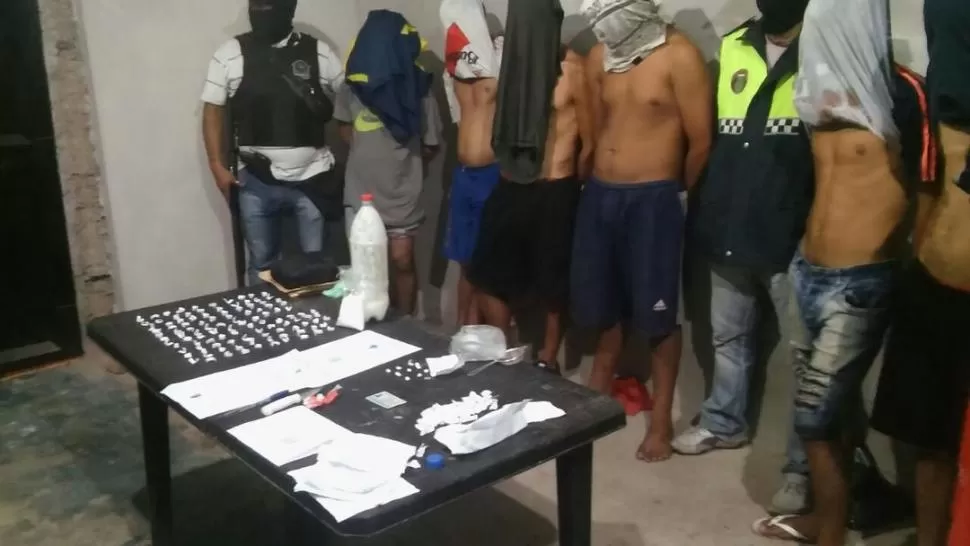 OPERATIVO. Los aprehendidos, dos de ellos menores, fueron sorprendidos con un kilo de cocaína. Casi toda estaba fraccionada en pequeñas bolsas.  