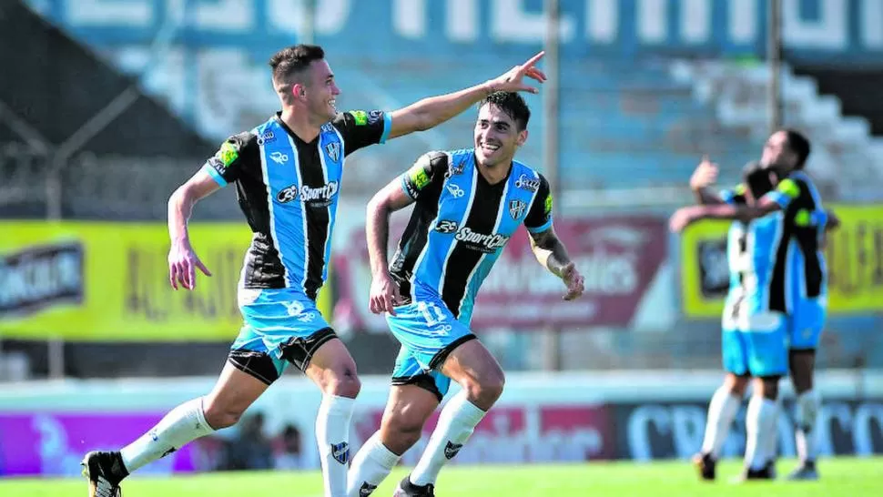 FESTEJO. Gabriel Compagnucci (8) festeja su gol en el triunfo de Almagro.  