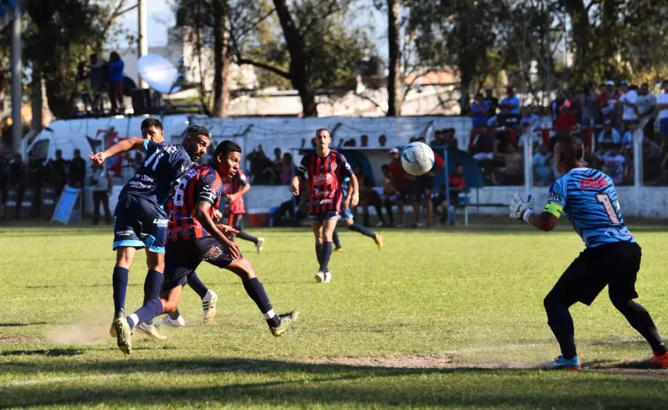 INTENTO FALLIDO. El cabezazo de Sebastián Dip, artillero de Marapa, encuentra bien ubicado a Mauricio Pigini. El arquero salteño fue la figura y evitó que San Antonio se fuera con más goles en contra. la gaceta / foto de osvaldo ripoll 