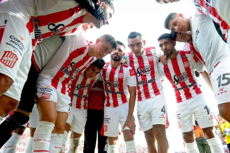 NO ESTÁ MUERTO QUIEN PELEA. En La Ciudadela se juramentaron dejar hasta el último esfuerzo para mantener viva la ilusión del ascenso directo. El “Santo” está obligado a ganarle a Brown (A) en la última fecha y esperar resultados que lo beneficie.  la gaceta / foto de franco vera