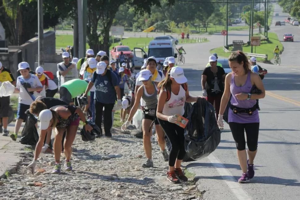 EN PLENA TAREA. Participaron más de 120 personas y llenaron más de 250 bolsas de consorcio de basura. prensa tucuan turismo - fotos de gerardo irechet  