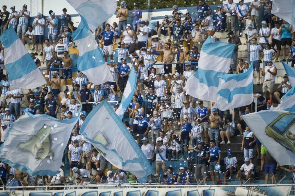 SALUDO. Banderas y papelitos son parte del cotillón con el cual los fanáticos de Atlético reciben al equipo en cada partido. la gaceta / FOTO DE JORGE OLMOS SGROSSO