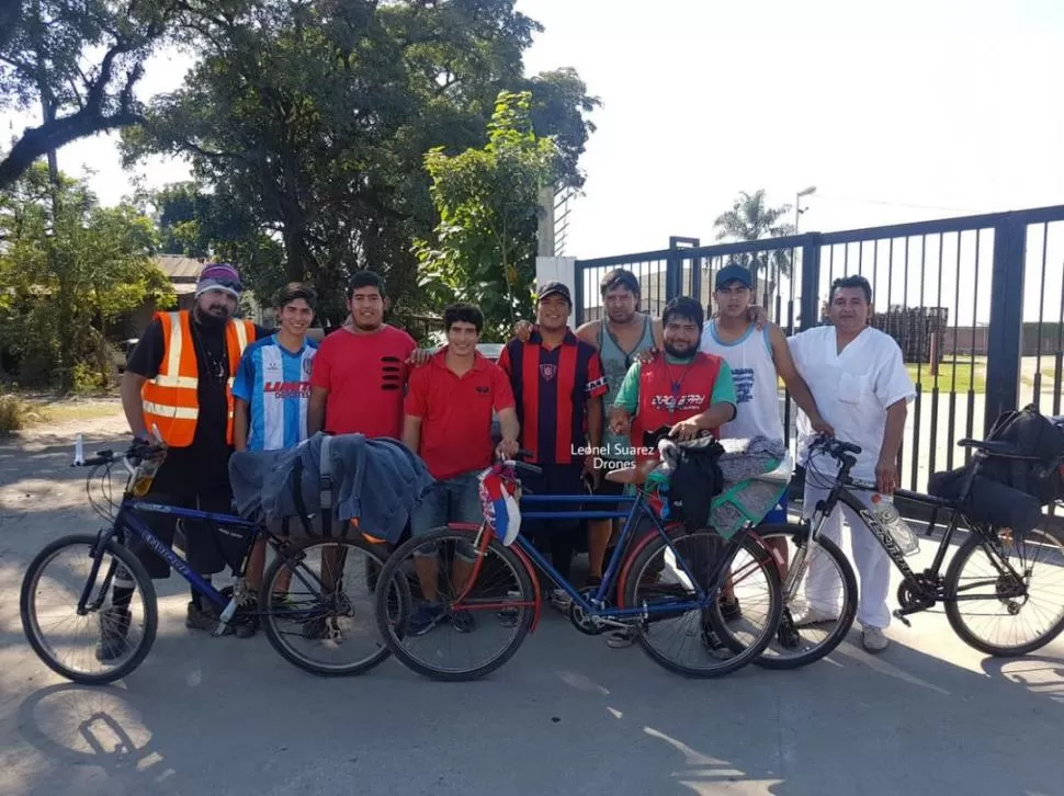 A TODAS PARTES. Hinchas salteños hicieron más de 400 kilómetros en bicicleta. gentileza punto final noticias 