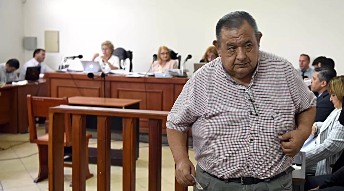 TESTIMONIAL. El albañil Maidana se retira, luego de dar su versión al tribunal. LA GACETA / FOTO DE JOSÉ NUNO