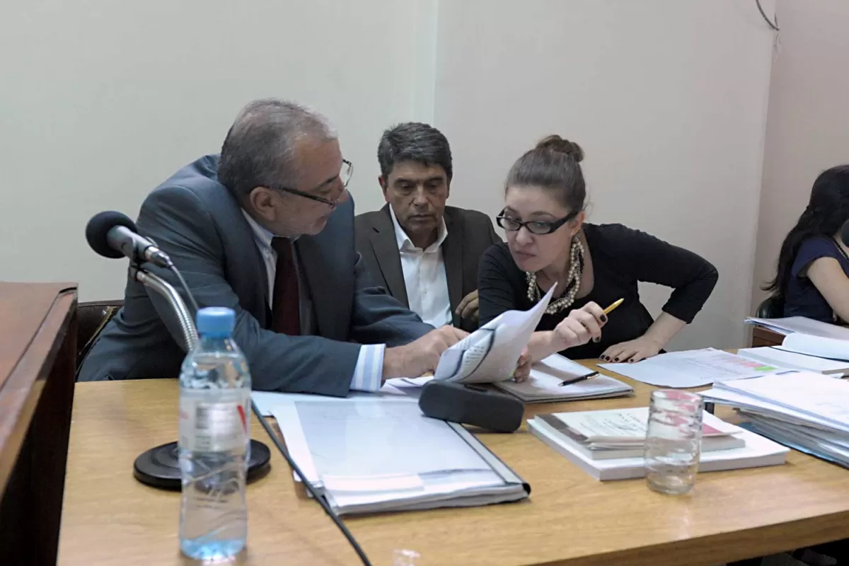 INTERCONSULTA. Arnaldo Ahumada, el defensor del ex funcionario Brito, intercambia conceptos con la codefensora, María Fernanda Bating, durante un tramo de la audiencia realizada ayer.  la gaceta / foto de franco vera 