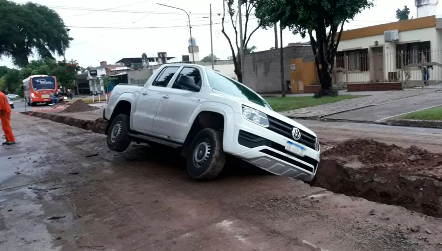 La mitad de la camioneta terminó dentro de una zanja. 