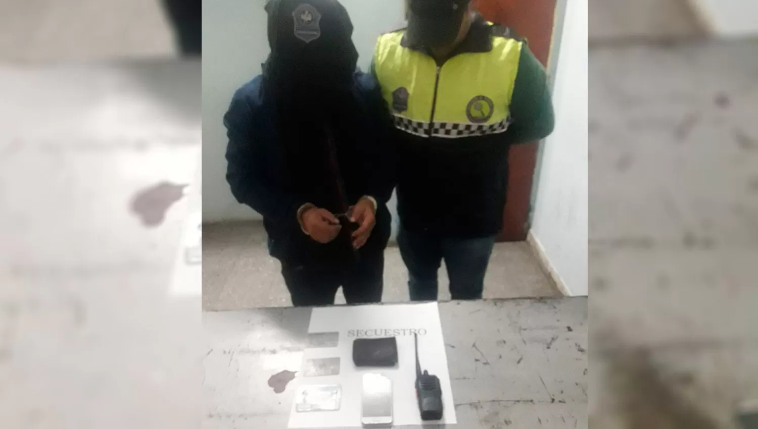 APREHENDIDO. La Policía secuestró un equipo tipo handi que sirve para alterar el funcionamiento de las alarmas de los autos.