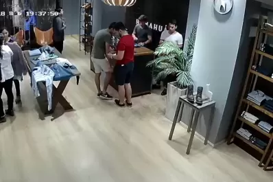 En pocos minutos, dos mecheras se llevan más de $6.000 en mercadería de un local de Yerba Buena