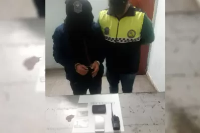 Quiso darse a la fuga en un auto, chocó policías y se trenzó a golpes con ellos