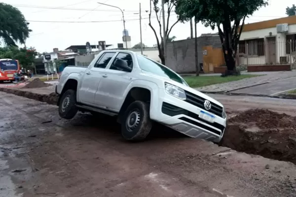 Una camioneta terminó dentro de un pozo en el barrio Modelo