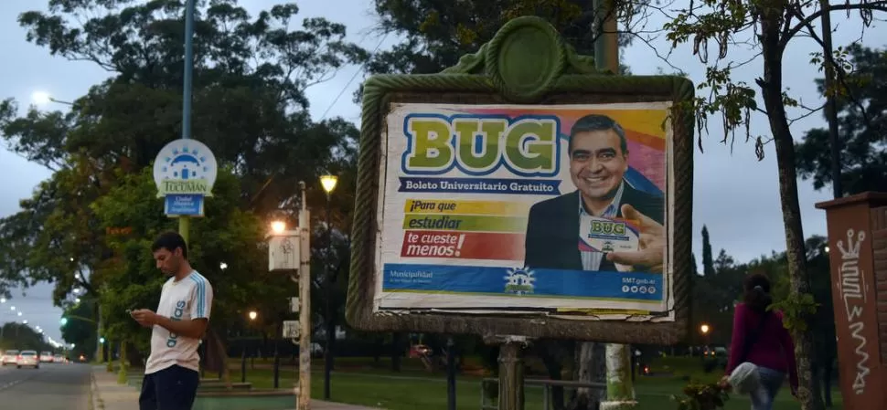 PROPAGANDA EN LAS CALLES. El centro tucumano está empapelado desde hace algunas semanas con afiches de Alfaro anunciando el boleto universitario. la gaceta / foto de DIEGO ARáOZ