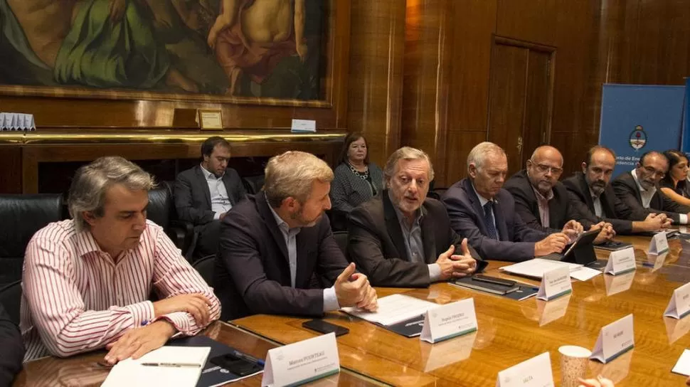 EXPOSICIÓN. El ministro Aranguren pide a los representantes de las provincias que contribuyan con una baja de la carga fiscal en las facturas.  télam