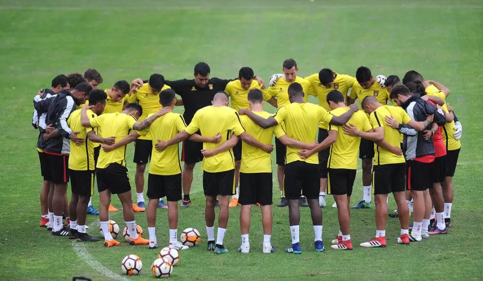 RITUAL. Todos los jugadores, más el cuerpo técnico, se abrazaron y elevaron algunas plegarias al cielo, antes de dar comienzo con la práctica en La Ciudadela.  la gaceta / fotos de Héctor Peralta