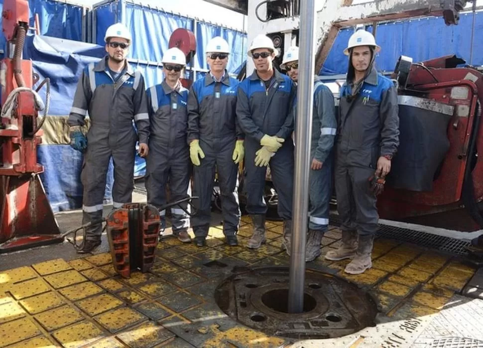 RECORRIDA. El presidente Mauricio Macri y el ministro de Energía, Juan José Aranguren, junto a operarios petroleros, durante la visita que los funcionarios realizaron al yacimiento de YPF en Loma Campana, Vaca Muerta, Neuquén. presidencia 