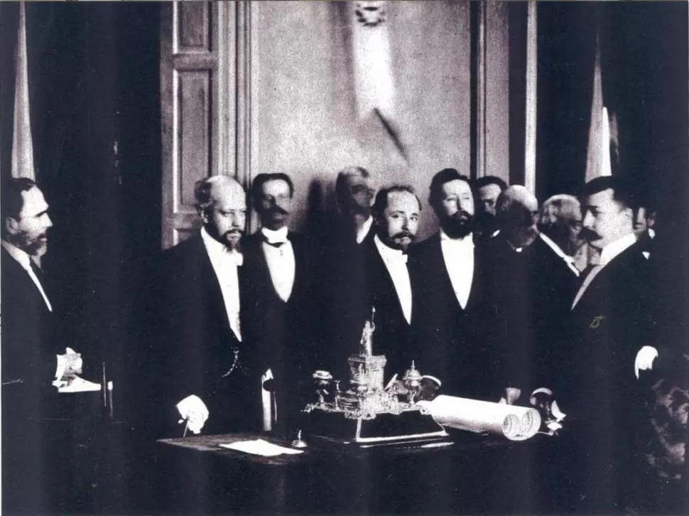 JULIO ARGENTINO ROCA. Aparece a la izquierda, junto a su concuñado Miguel Juárez Celman y Eduardo Wilde. 