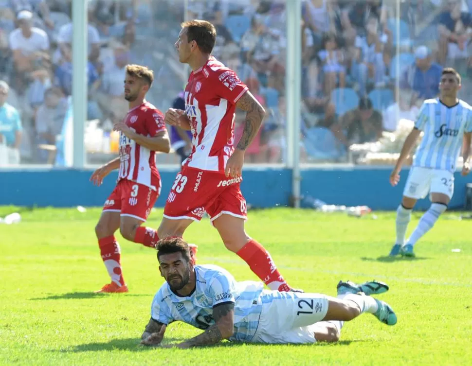 DE NO CREER. Toledo se lesionó solo, en un salto. Cuando cayó, se fue directamente al piso. Atlético sentirá su ausencia. la gaceta / foto de hector peralta