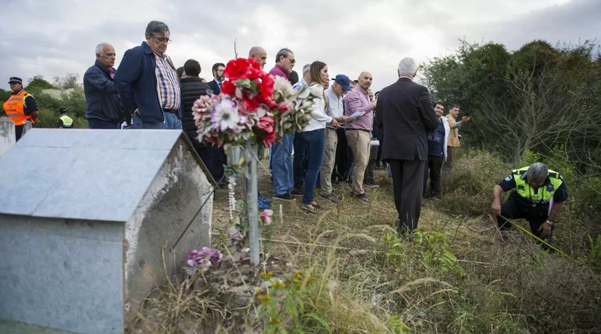 INDICACIONES. Alberto Lebbos señala al tribunal el lugar donde observó el cuerpo de su hija el día del hallazgo.  la gaceta / fotos de jorge olmos sgrosso