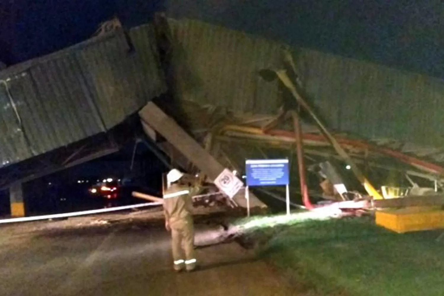 IMPACTANTE. El buque que chocó contra el muelle de Rosario. FOTO TOMADA DE LA NACIÓN